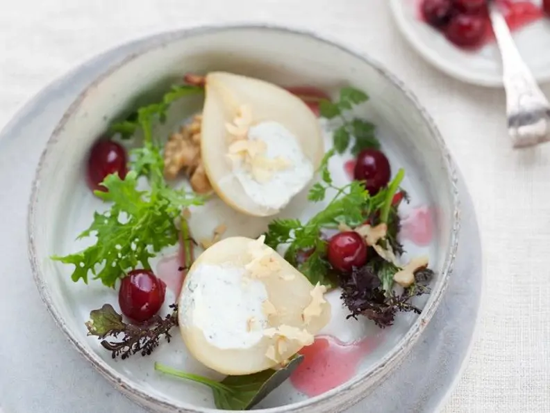 Pochierte Birnen mit Käsecreme auf Salat