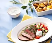Lammsteak mit Salat und Ofenkartoffeln