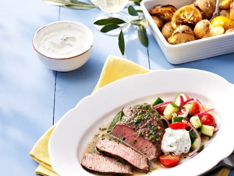 Lammsteak mit Salat und Ofenkartoffeln