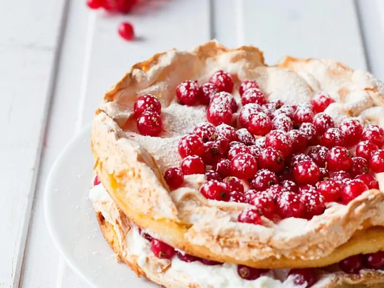 Baisertorte mit Johannisbeeren und Sahne