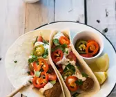 Kichererbsenbällchen mit Hummus und Tortillas