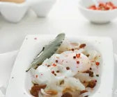 Pochierte Eier mit Rosinensauce