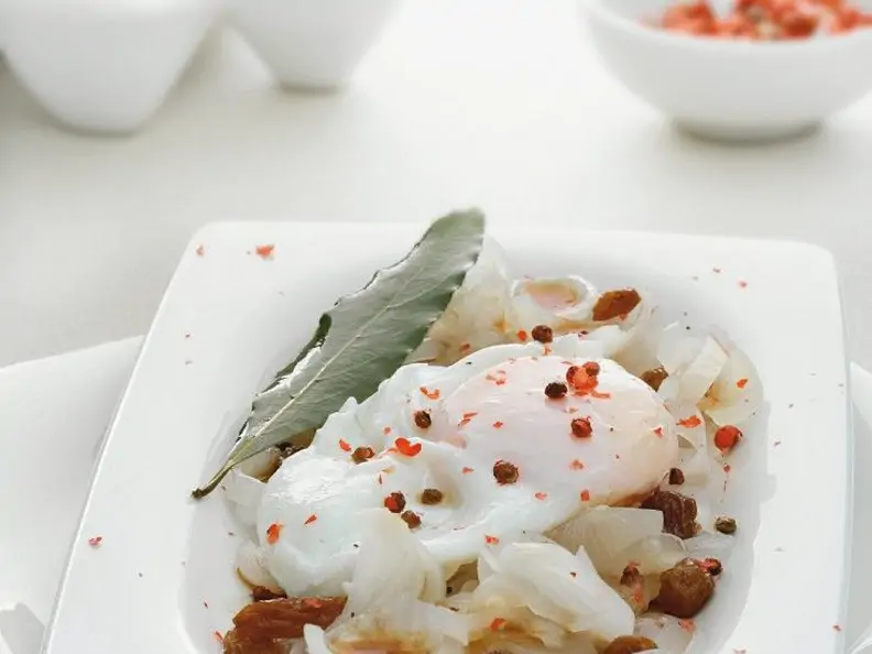Pochierte Eier mit Rosinensauce
