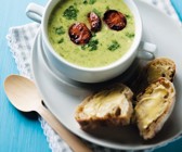 Zucchinicremesuppe mit gebratenen Wurstscheiben