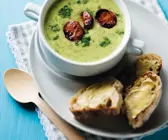Zucchinicremesuppe mit gebratenen Wurstscheiben