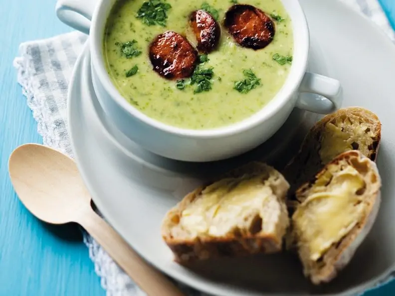 Zucchinicremesuppe mit gebratenen Wurstscheiben