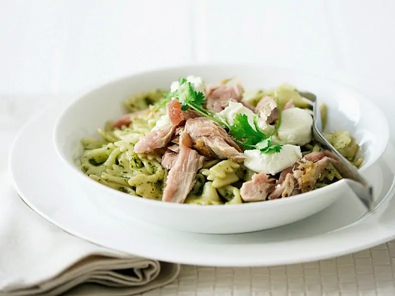 Koriander-Farfalle mit Thunfisch und Käse