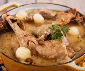 Frikasse vom Fasan mit Pilzen und Perlzwiebeln
