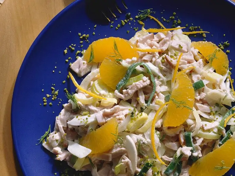 Putensalat mit Orangen und Lauch