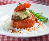 Tomate mit Hackfüllung und Reisbeilage