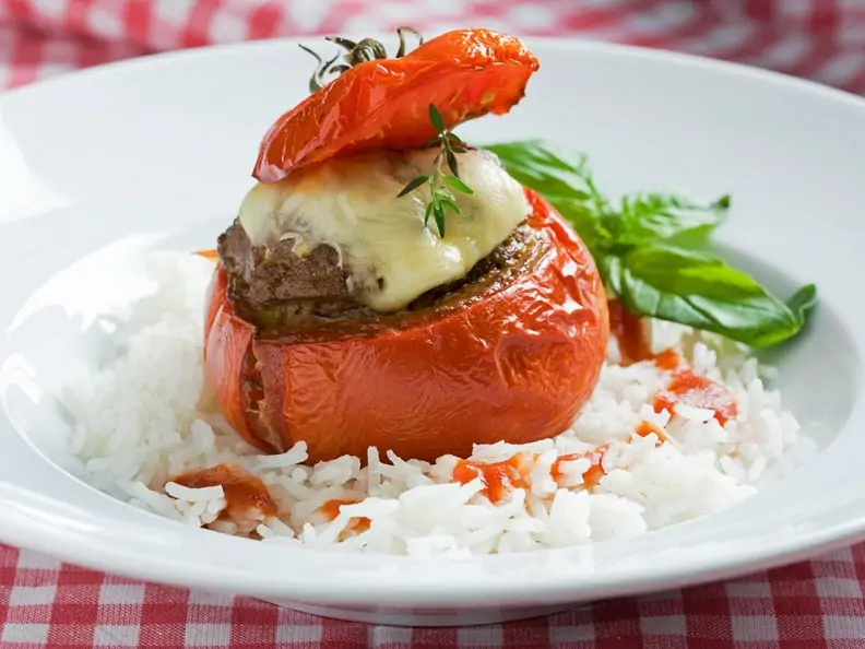 Tomate mit Hackfüllung und Reisbeilage
