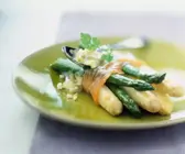 Räucherlachs und Spargel