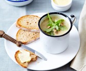 Champignonsuppe mit Nüssen