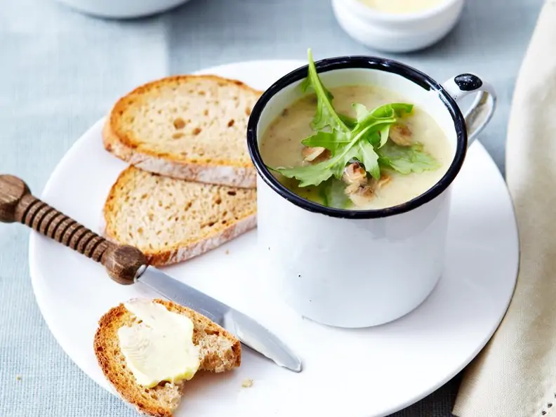 Champignonsuppe mit Nüssen