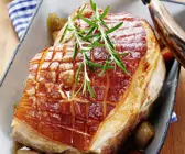 Krustenbraten auf Gemüse