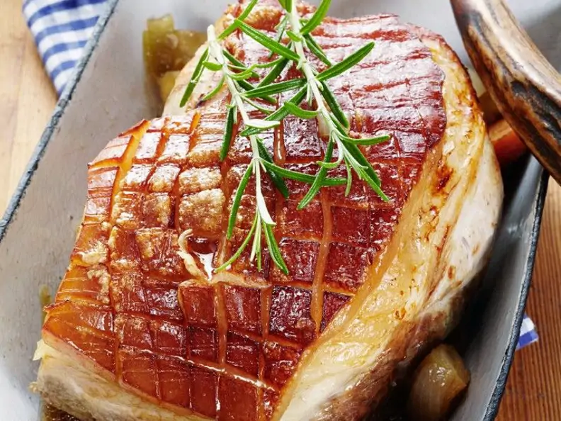 Krustenbraten auf Gemüse