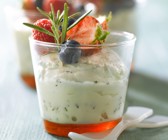 Frischkäse mit Rosmarin und Beeren