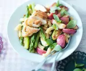 Fruchtiger Nudelsalat mit Hähnchen und Gemüse