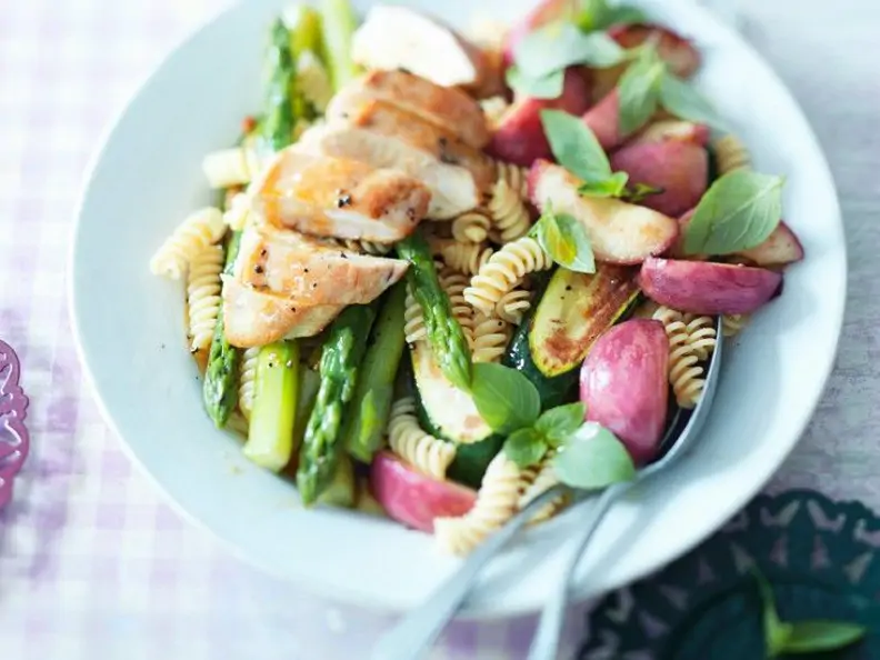 Fruchtiger Nudelsalat mit Hähnchen und Gemüse
