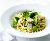 Pesto-Nudeln mit Brokkoli