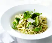 Pesto-Nudeln mit Brokkoli