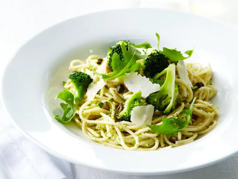 Pesto-Nudeln mit Brokkoli