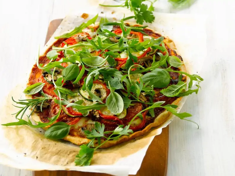Zucchinipizza mit Kräutern