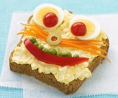 Vollkorntoast mit Eiersalat und Gemüse
