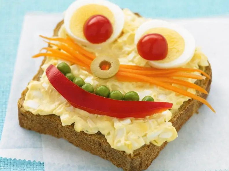 Vollkorntoast mit Eiersalat und Gemüse