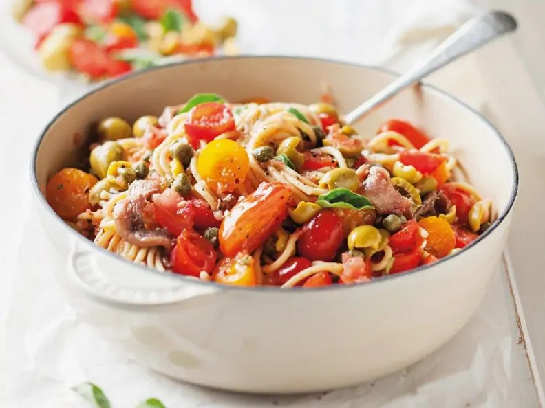 Spaghetti mit Sardellen, Kapern und Oliven