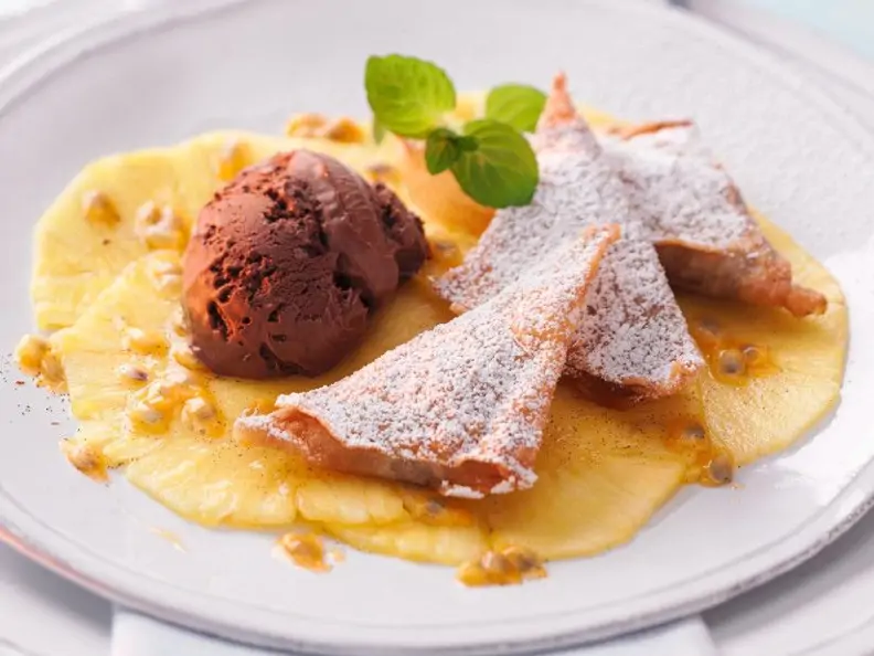 Maroniecken mit Ananas und Schokoeis