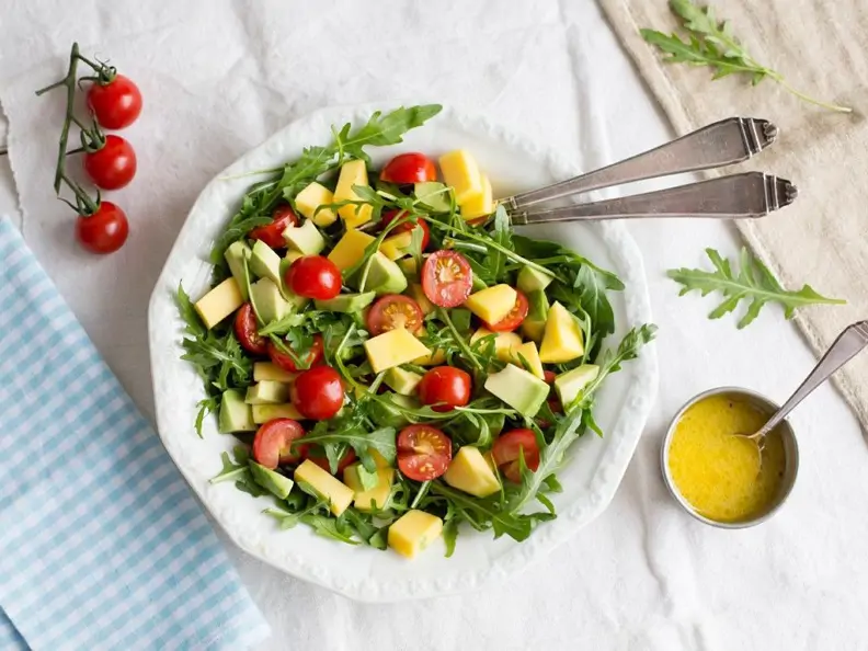 Rucolasalat mit Mango, Avocado und Kirschtomaten