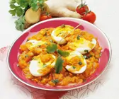 Hartgekochte Eier mit scharfer Tomatensauce
