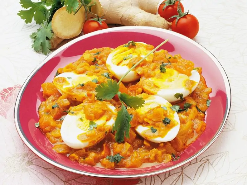 Hartgekochte Eier mit scharfer Tomatensauce