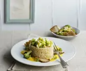 Quinoa mit Brokkoli, Pilzen und Currysauce