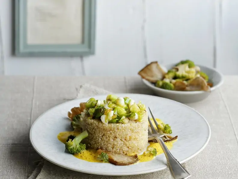 Quinoa mit Brokkoli, Pilzen und Currysauce