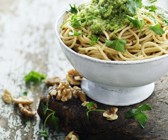 Nudeln und Pesto mit Petersilie und Walnüssen