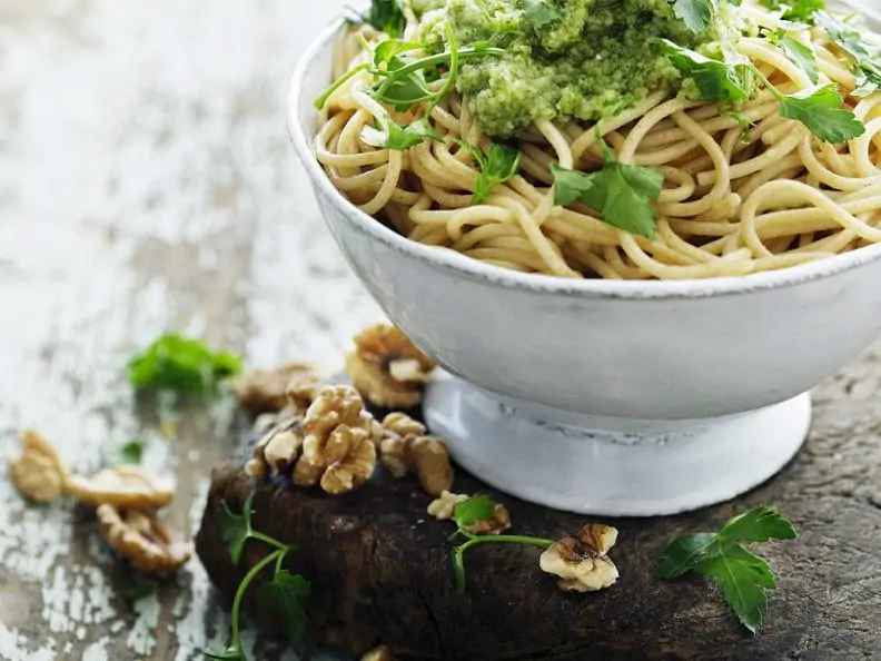 Nudeln und Pesto mit Petersilie und Walnüssen