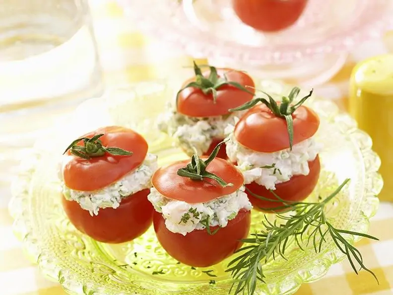 Tomaten mit Hüttenkäsefüllung