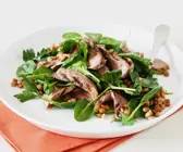 Salat aus Babyspinat und Linsen mit gegrilltem Lammrückenfilet