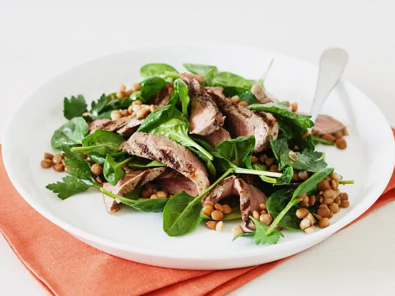 Salat aus Babyspinat und Linsen mit gegrilltem Lammrückenfilet