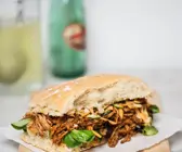 Pulled Pork Sandwich mit Möhrensalat