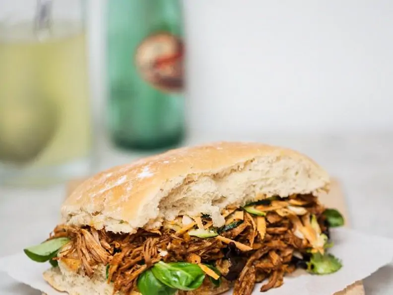 Pulled Pork Sandwich mit Möhrensalat