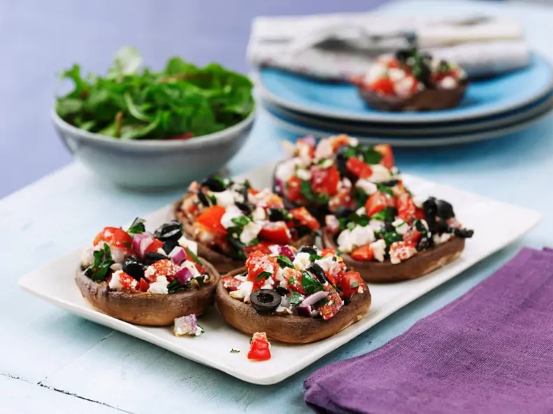 Riesenchampignon-Köpfe mit Tomaten, Oliven und Feta