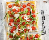 Blätterteig mit Kräutern, Tomaten und Rucola