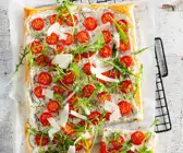 Blätterteig mit Kräutern, Tomaten und Rucola