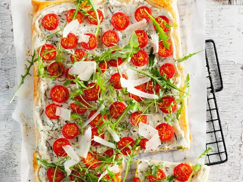 Blätterteig mit Kräutern, Tomaten und Rucola
