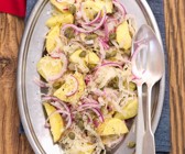 Kartoffelsalat mit Sauerkraut und Zwiebeln