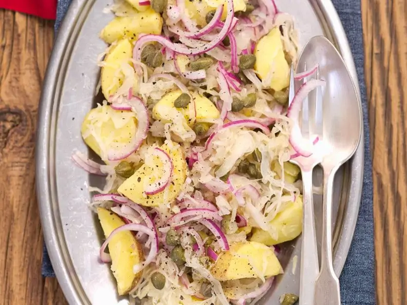 Kartoffelsalat mit Sauerkraut und Zwiebeln