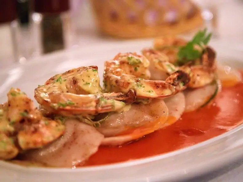 Ravioli mit Garnelen und Tomatensauce
